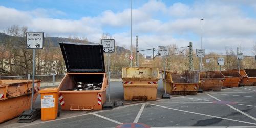 Mehrere Container stehen auf dem Wertstoffhof nebeneinander