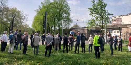 Menschen stehen an der Camsdorfer Brücke und gedenken an den Todesmarsch 1945