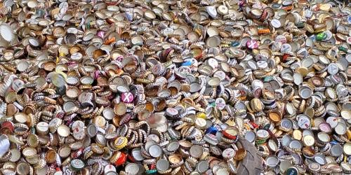 Sehr viele Kronkorken auf einem Haufen