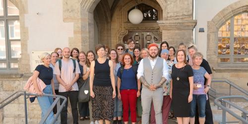 Menschen schauen in die Kamera