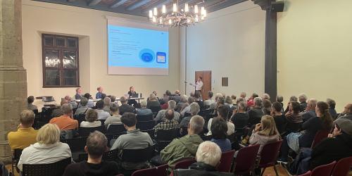 Gute besuchte Rathausdiele beim BürgerEnergie-Treff am 19.09.2024 in Jena