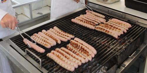 Blick auf den Rost beim Bratwurstbraten am German-American Friendship Day.