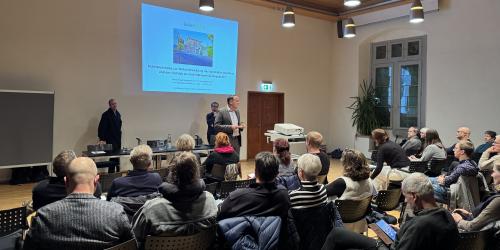 Bürgermeister Christian Gerlitz führt bei der öffentlichen Vorstellung des Rahmenplans ins Thema ein.