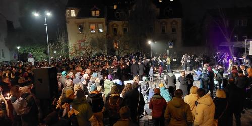 Gruppe auf dem Platz vor dem Westbahnhof