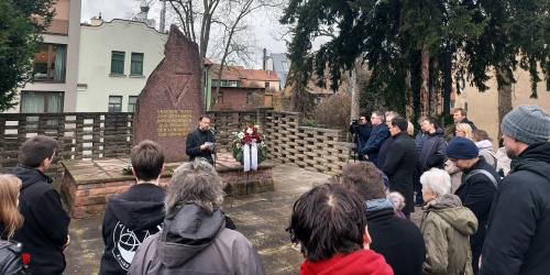 Oberbürgermeister Dr. Thomas Nitzsche steht vor dem Denkmal am Hinrichsberg und hält eine Rede vor einer Menschengruppe