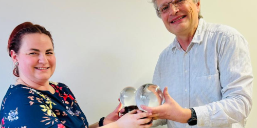 Jennifer Michall, neue Kämmerin der Stadt Jena, und ihr Vorgänger Martin Berger tauschen bei der feierlichen Zeremonie zwei Glaskugeln aus.