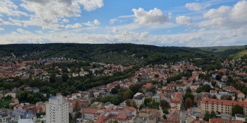 Panoramoblick auf die Stadt Jena mit Fokus Bachstraße