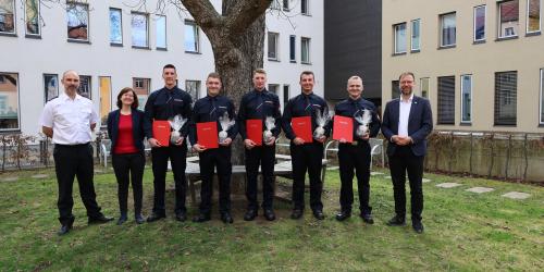 Mehrere Menschen schauen in die Kamera.