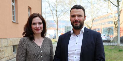 Doro Prell und Benjamin Koppe lächeln in die Kamera