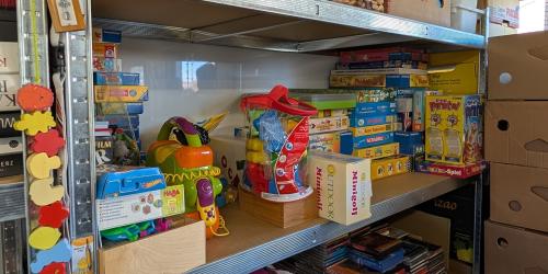 In einem Refal im Tauschhaus stehen verschiedene Brettspiele, Puzzel und andere Spiele.