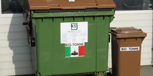 Eine große und eine kleine Biotonne stehen nebeneeinander.