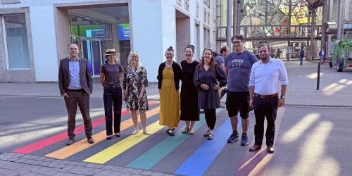 Eine Gruppe Menschen stehen auf einem Überweg