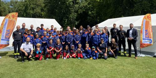 Eine Gruppenbild mit vielen Kindern und einigen Erwachsenen.