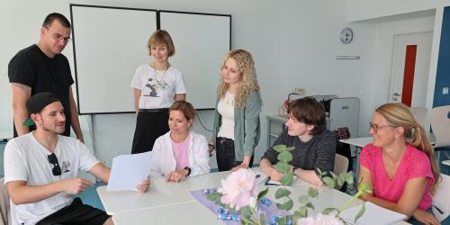 Lehrkräfte tauschen sich hier mit Schulsozialarbeitern, Mitarbeitenden des Allgemeinen Sozialen Dienstes (ASD), und der Offenen Kinder- und Jugendarbeit und Schulpsychologen aus.