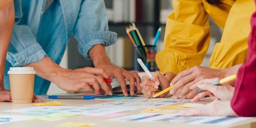 Hände, die Notizzettel sortieren