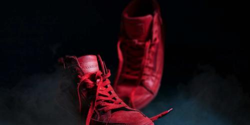 Ein paar rote Turnschuhe