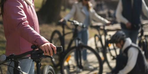 Vier Personen mit Fahrrädern