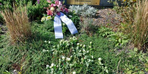 Kranz an Gedenktafel