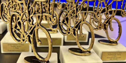 STADTRADEL-Pokale 2025 in Form eines Rennradfahrers.