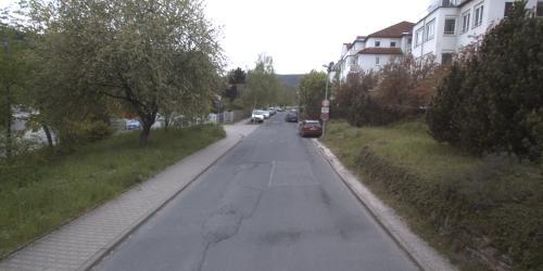 Blick auf eine geflickte Straße