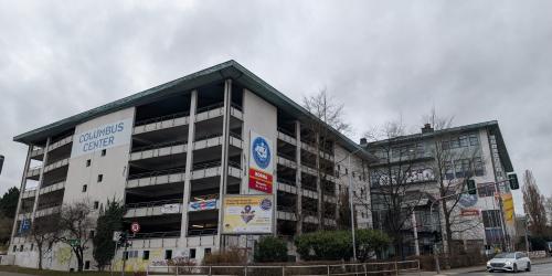 Blick auf ein älteres Einkaufscenter