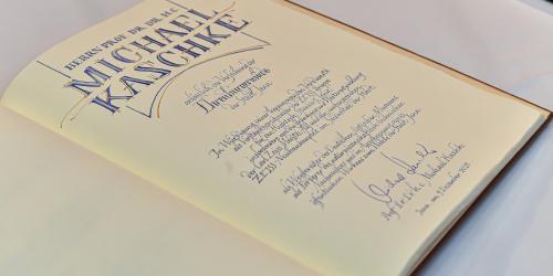 Aufgeschlagenes Buch