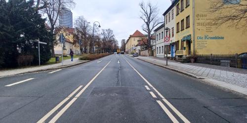 Blick auf eine sanierungsbedürftige Straße