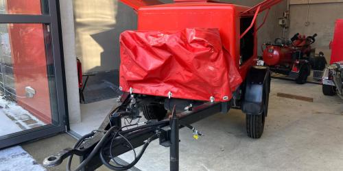 Ein Gerät mit einer Plane bedeckt