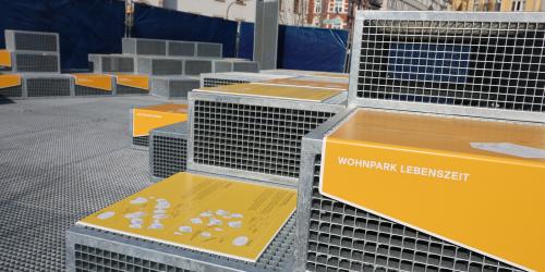 Blick auf eine Plattform aus Metal mit mehreren Würfeln auf denen Text steht.