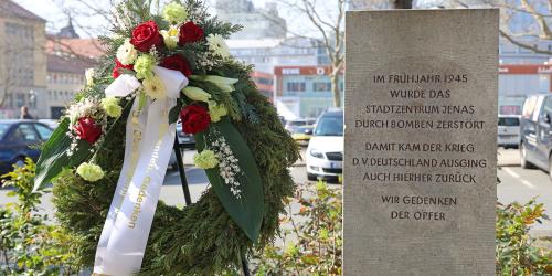 Gedenkstele und Kranz