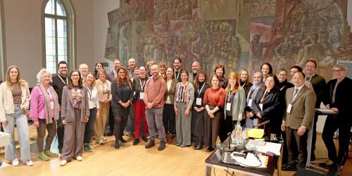 Viele Menschen in einem großen Raum versammelt