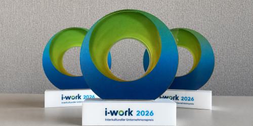 Drei Pokale des i-work Preises.