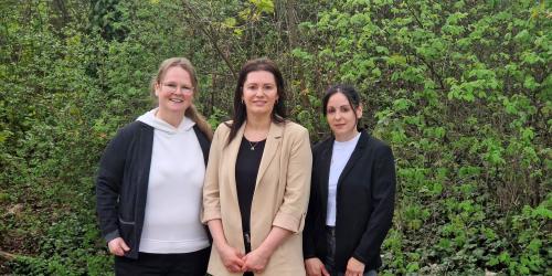 Drei Frauen schön in die Kamera