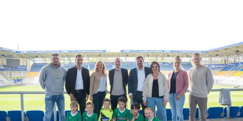 Personengruppe im Stadion Jena welche einen Pokal halten
