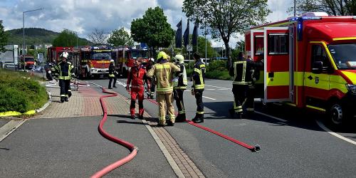 Feuerwehrmänner beim Einsatz in der Brüsseler Straße