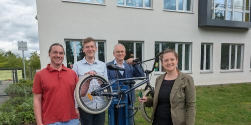 Vier Personen stellen die Fahrrad-Reparaturstation vor