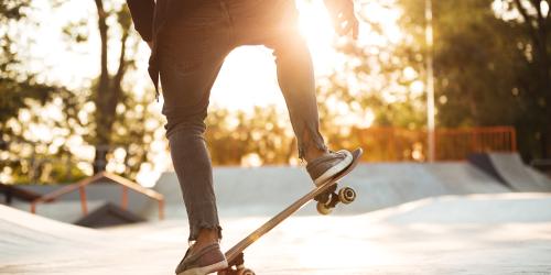 avatar Nahaufnahme des jungen männlichen Skateboarder-Trainings im Skatepark