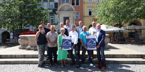  Dirk Lange (hinten links), Dezernent für Stadtentwicklung und Umwelt, mit zegnSponsor*innen des Fassadenpreises.