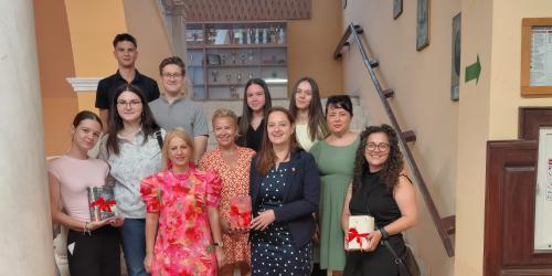 Menschen auf einer Schultreppe
