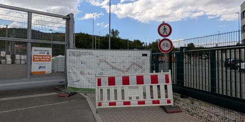 Eine absperrung vor einer Unterführung/ Tunnel.