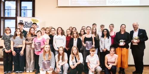 Schülerinnen und Schüler bei der Preisverleihung
