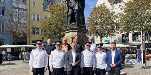 v.l.n.r.: Nils Blamberg, Roland Döpel, André Volkmann, Nick Ludwig (alle Feuerwehr Jena), Mirel Coman, Lucian Mihoc, Oberbürgermeister Dr. Thomas Nitzsche, Valentin Colesnic, Cristi Ciulavu, Bürgermeister Benajmin Koppe