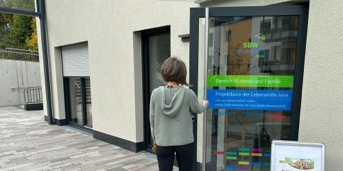 Eine Frau öffnet eine Tür