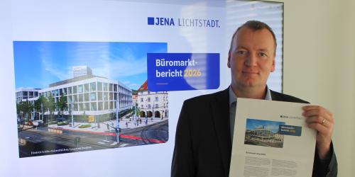 Projektleiter Patrick Werner präsentiert den neuen Büromarktbericht der Wirtschaftsförderung Jena