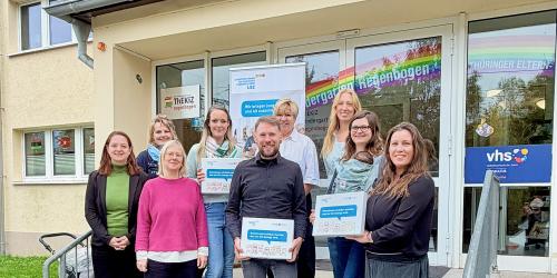 Eine Gruppe von Menschen schaut in die Kamera