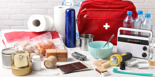 Dinge für den Notfall: u.a. Lebensmittel, Wasserflaschen, Taschenlampe, Radio, ein Erste-Hilfe-Set