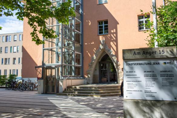 Blick auf die Fassade eines Gebäudes mit Fahrstuhl und Hinweistafel