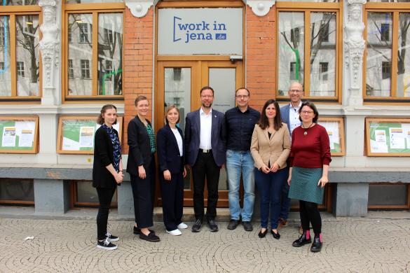 Gruppenbild: Ev Sauerbrey (Projektmitarbeiterin Bildungswerk der Thüringer Wirtschaft BWTW e.V.), Cornelia Meyerrose, Johanna Scholz (beide Team Welcome Center der Wirtschaftsförderung Jena), Dr. Thomas Nitzsche (Oberbürgermeister Jena), Steffen Jacobi (Kaufmännischer Geschäftsführer BWTW e.V.), Dana Wunderlich (Projektmitarbeiterin BWTW e.V.), Wilfried Röpke (Geschäftsführer JenaWirtschaft), Ramona Scheiding (Leitung Fachkräfteservice JenaWirtschaft). (v.l.n.r.)