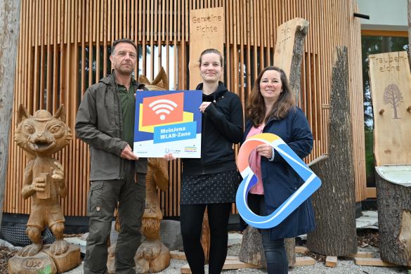 Stadtförster Olaf Schubert, Franziska Vogelsang vom Stadtforst und Christina Hentschel von den Stadtwerken  (v.l.) freuen sich, dass das Mein Jena-WLAN nun auch im Bereich des Naturerlebniszentrums am Schottplatz ausgestrahlt wird.