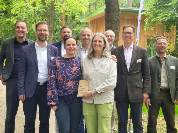 Ines Flade (4.v.r.) und Stefanie Schröder (4.v.l.) vom Verein Waldkinder Jena e.V. erhielten den Deutschen Waldpädagogikpreis der Schutzgemeinschaft Deutscher Wald (SDW) u.a. im Beisein von Bernhard Stengele (5.v.l.), Umweltminister Thüringens